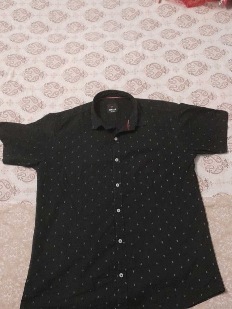 A ORDINARY BLACK SHIRT