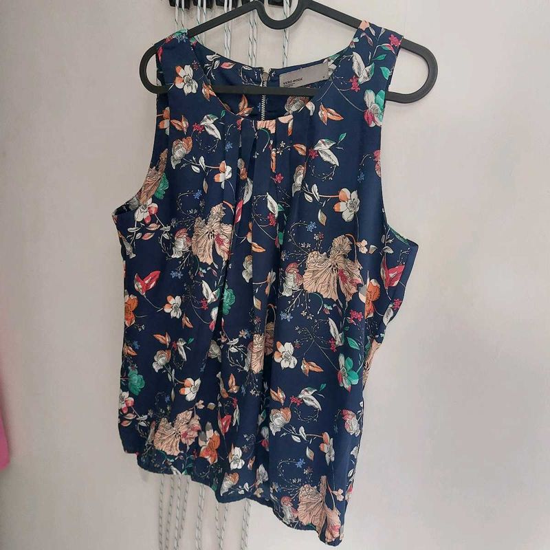 sleevesless blue top