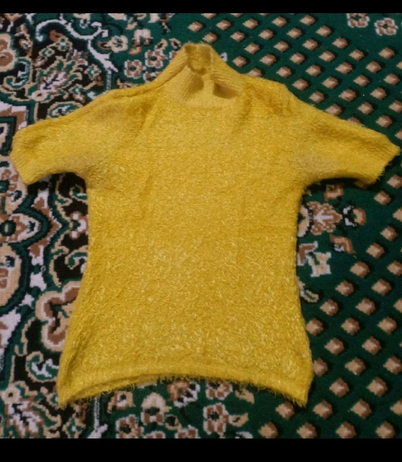 SHIMMERY GOLDEN SWEATER TOP. SIZE S TO M