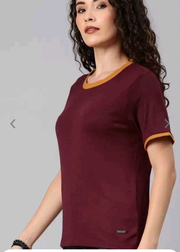 Maroon solid knitted regular top,