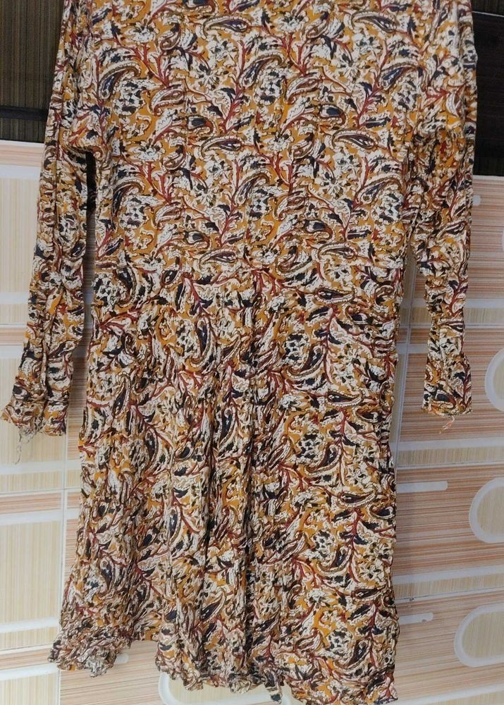 knee length frok ,three quarter sleeve .