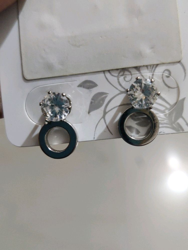 Beautiful Ss Finish With Big Diamond But Yet Simple