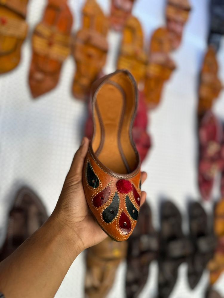 Rajasthani pure leather ladies mojri Available in