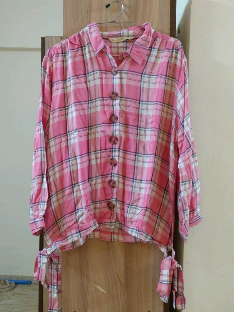women pink shirt