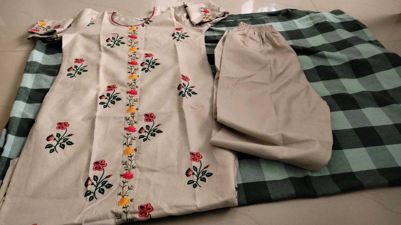 Never Worn New Floral Embroidered Kurta Set