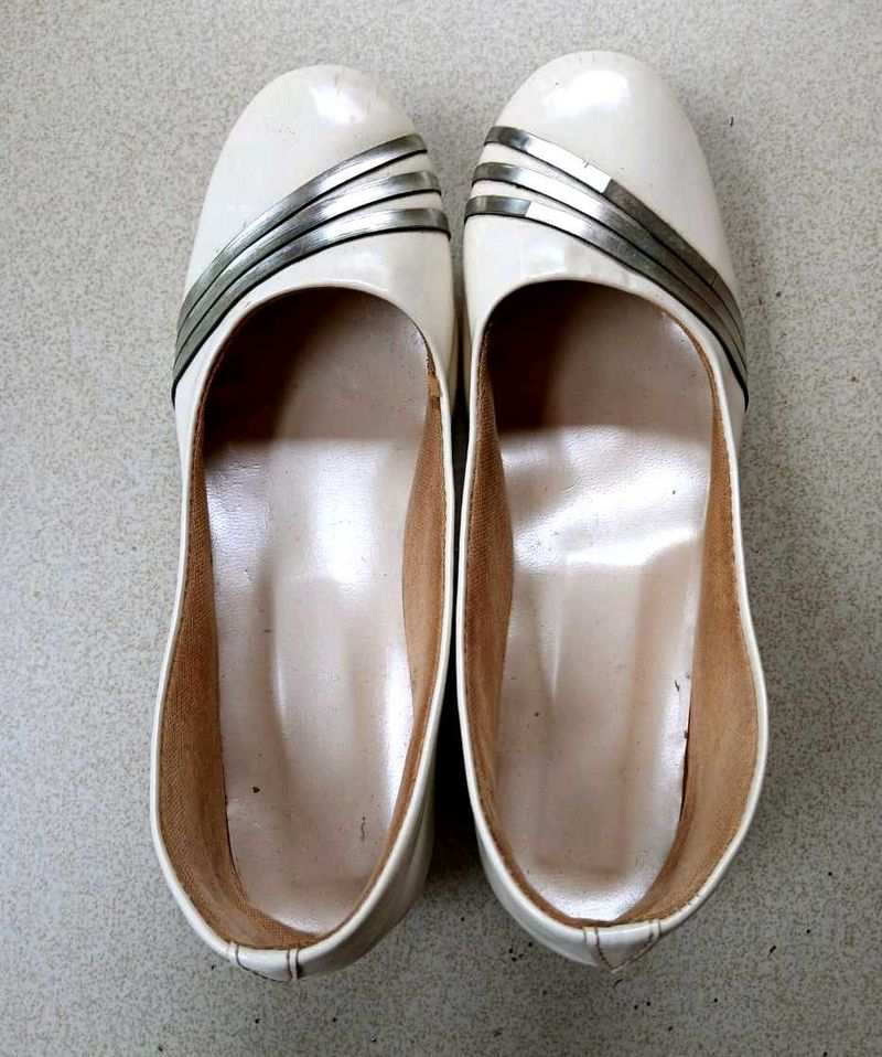 Elegant White Low-Heel Flats with Metallic Detail