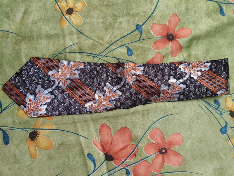Patterned Necktie-Stylish Accessory(watch profile)