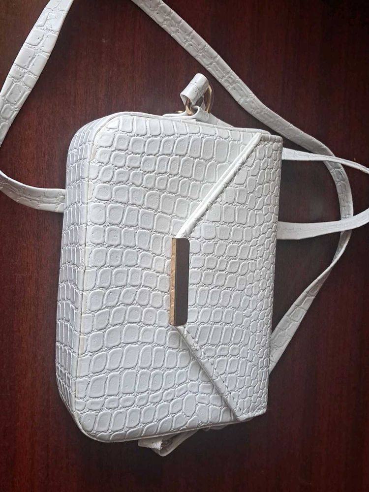 A BEAUTIFUL WHITE HANDBAG