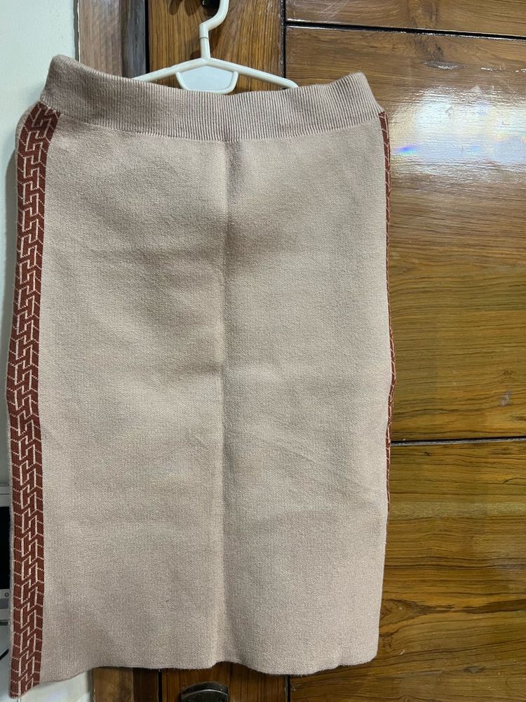 Elegant Knit Skirt with Detail