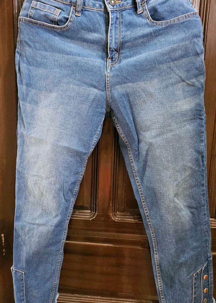 Women&#39;s Blue Jeans with Button Detail