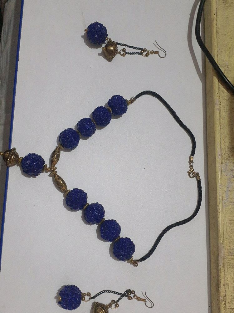 Choker Set.