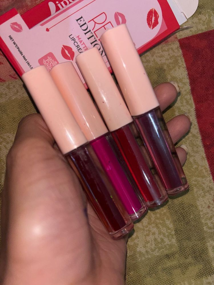 4 Set Of Lipsticks - Red Edition
