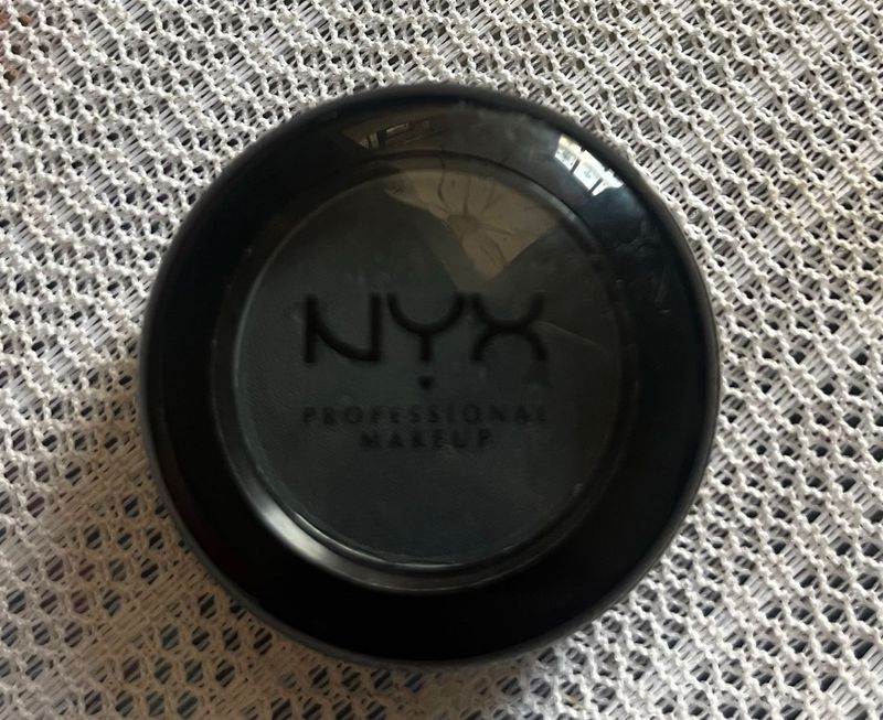Sale 🔥 June NYX Nude Matte  Eyeshadow(Canada)