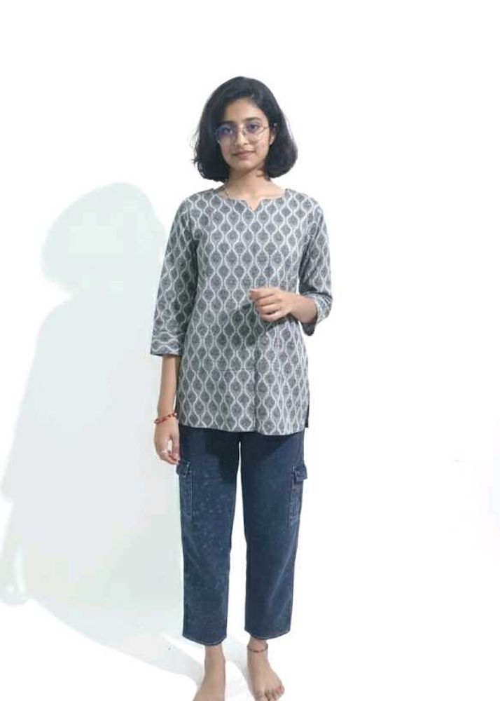 Patterned Grey Tunic Top and Cargo jeans