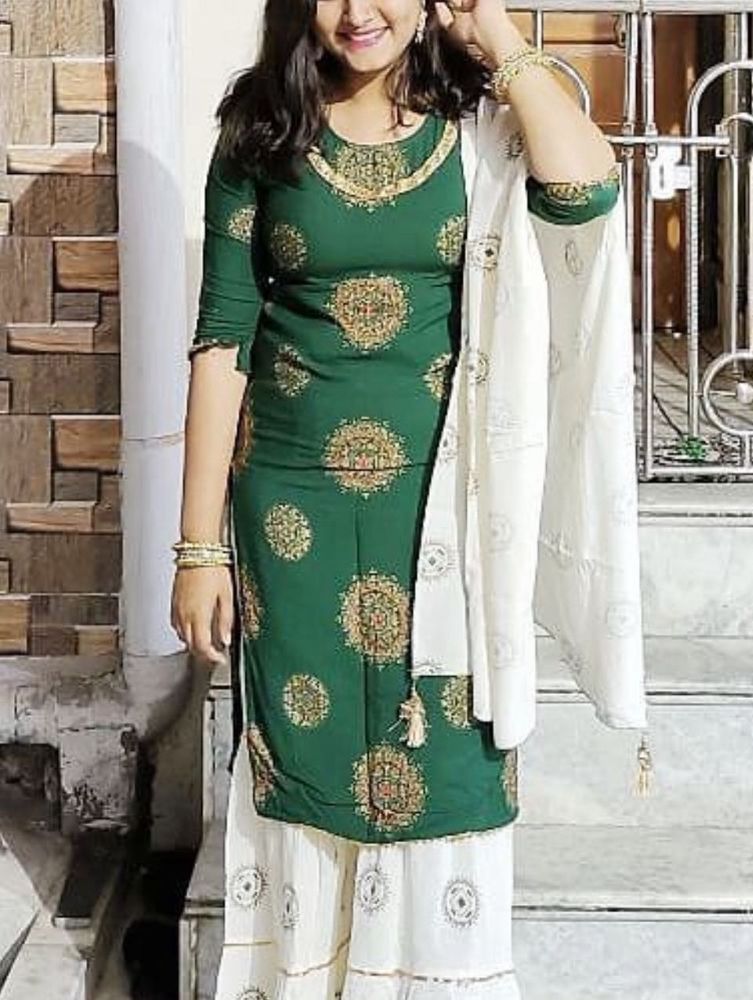 Elegant Green &amp; White Kurta Set