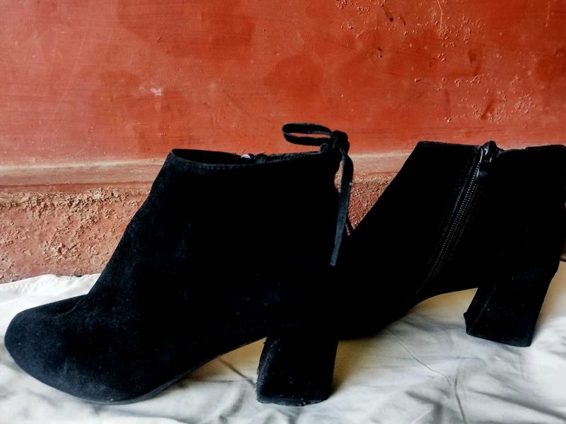 ✨Black Block Heel Ankle Booties✨