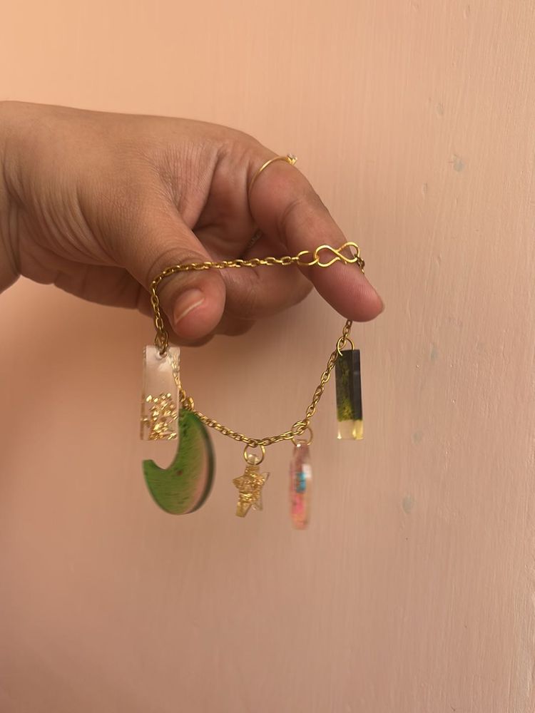 Five charms Resin bracelet