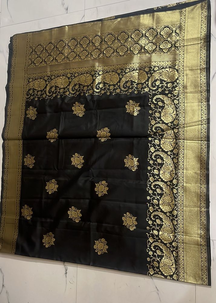 Elegant Black &amp; Gold Saree