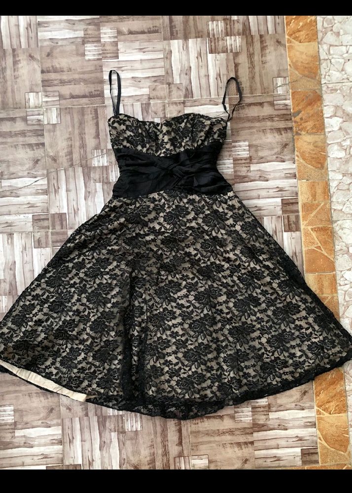 Beige Dress With Flower Lace Detailing 🕸️🖤