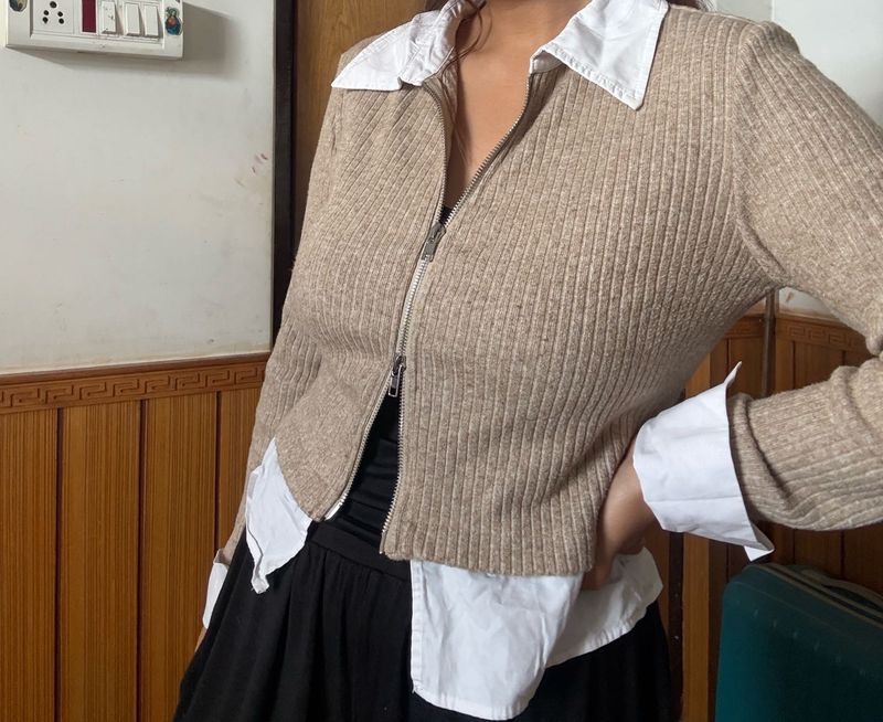 🌼 Beige Ribbed Zip-Up Sweater with White Collar🌼