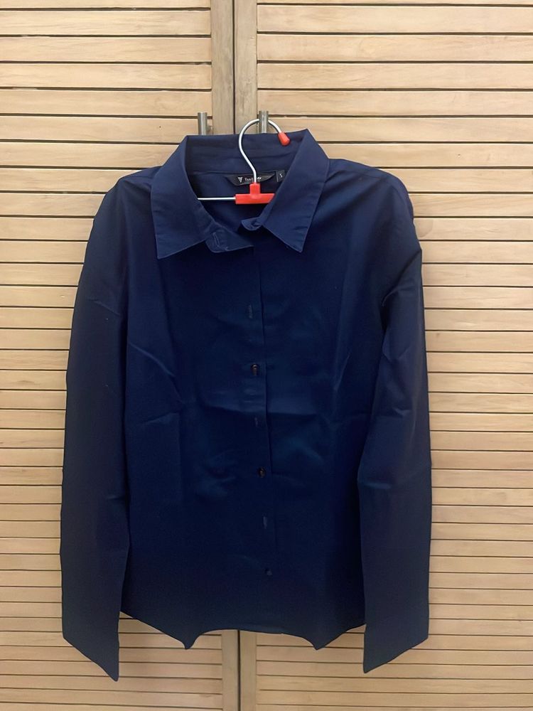 Van Heusen Navy Blue shirt, Small , good as Ne