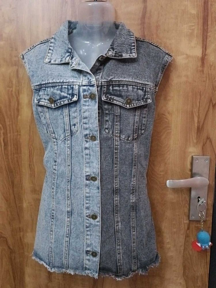 Urbanic..NEW WITHOUT TAG.Two-Tone Denim Vest