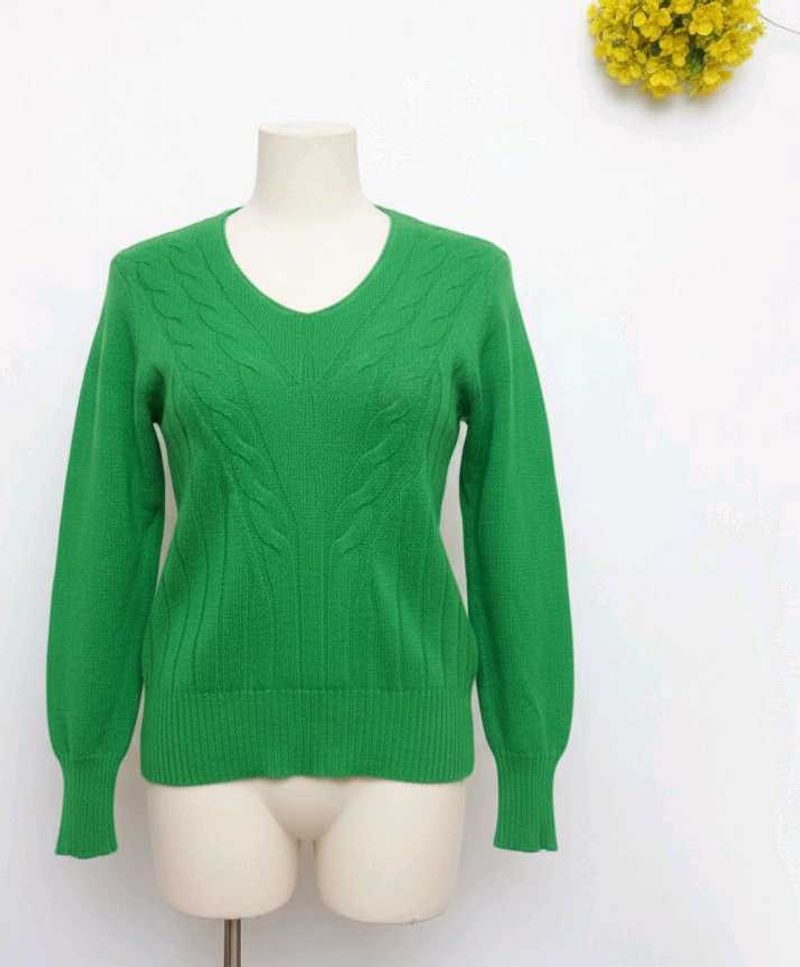 Classic V-Neck Knit Sweater 💚