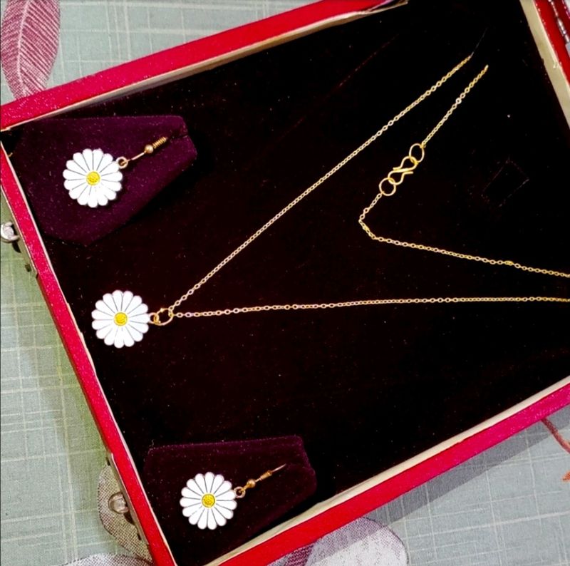 Daisy Charm Necklace Earing Set