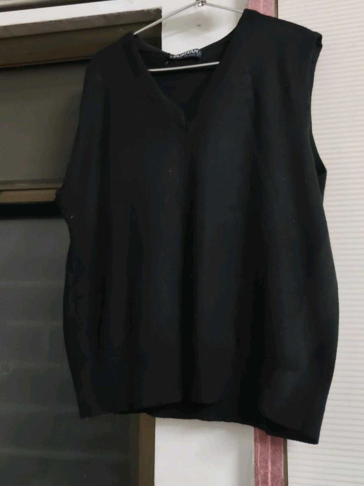 Sleeveless Black Top. can be wear in winter