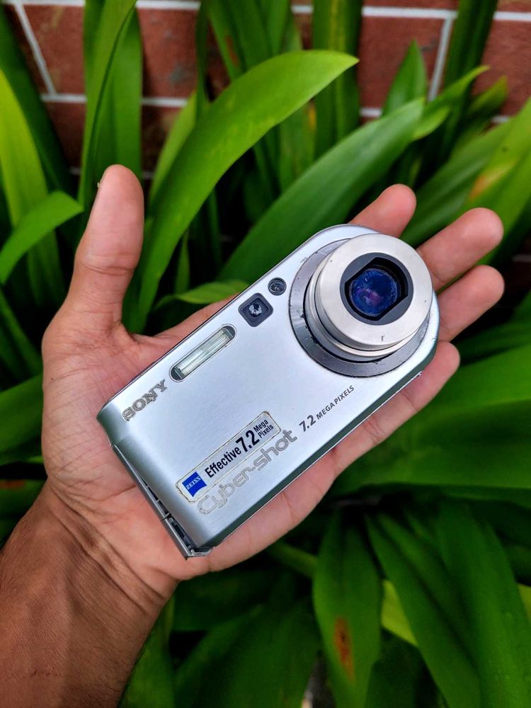 SONY CYBERSHOT DSC-P200 Digital Camera