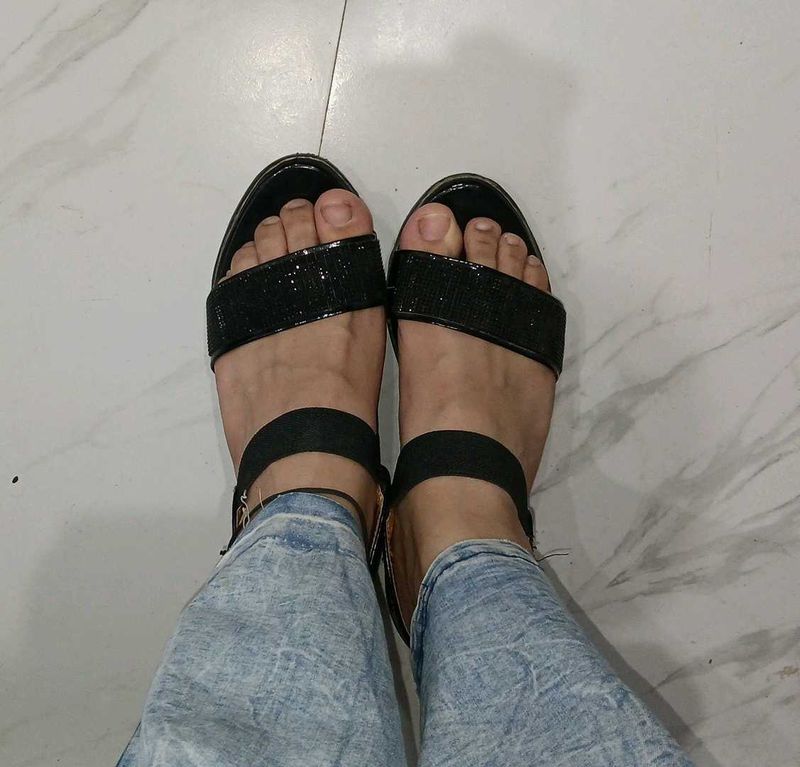 Stylish Black Strap Heeled Sandals🖤