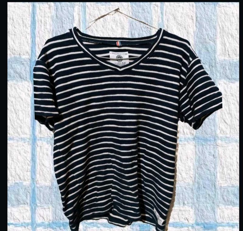 STRIPED TSHIRT CAN BE WORN BY BOTH MEN AND WOMEN