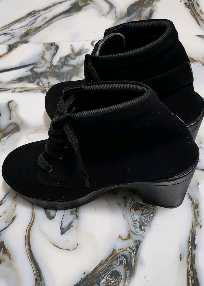 Black BOOTS With Heels For WOMEN&#39;S....its New