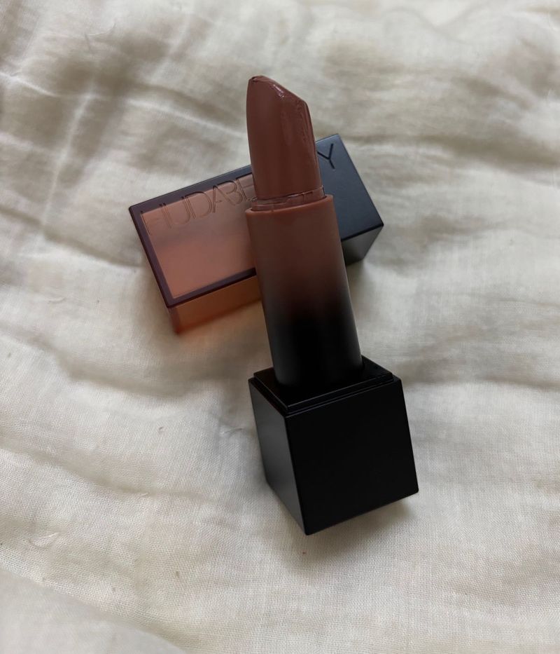 HUDA Beauty Lipstick -sweet Cheeks