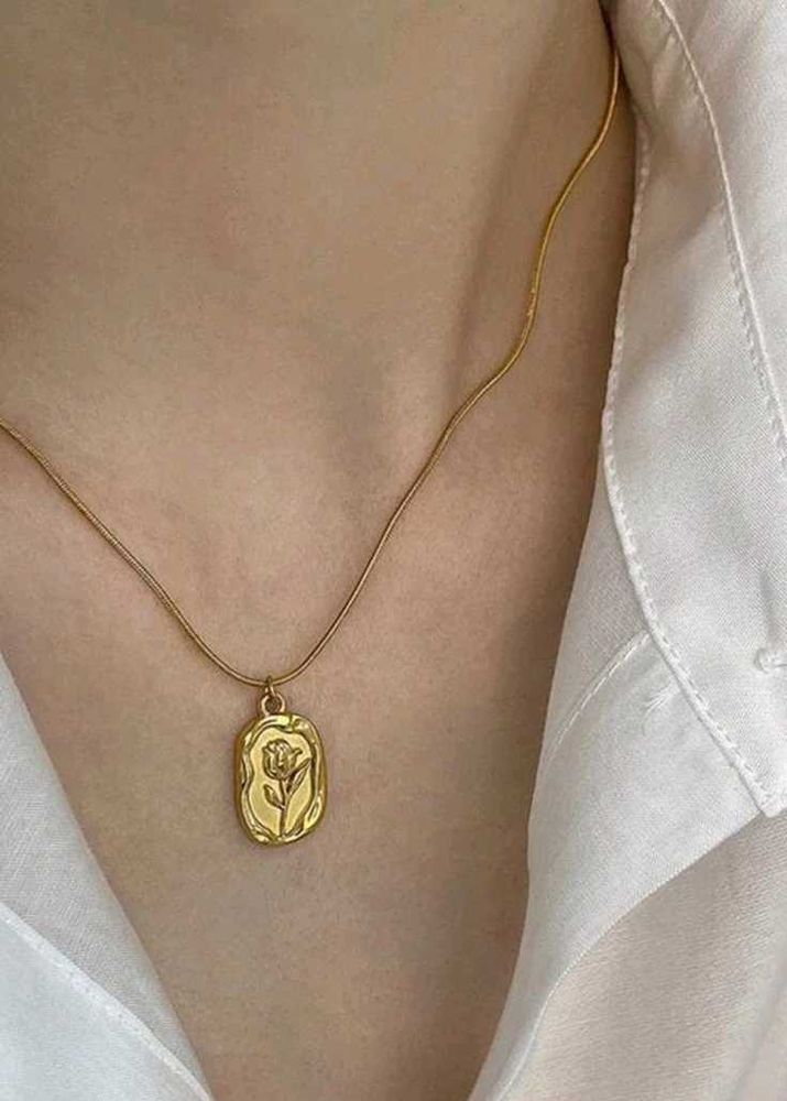 Gold Floral Pendant Necklace