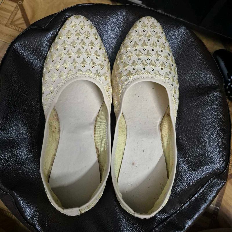 Embroidered Cream Jutti