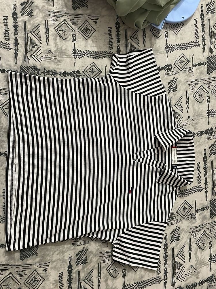 Crop Tshirt Black And White