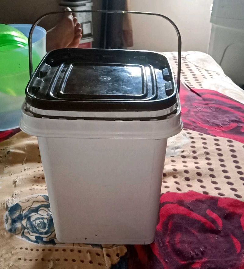 White Plastic Container with Handle Set Of 4