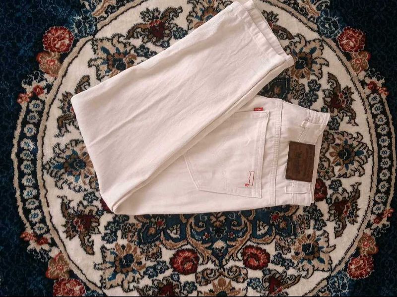 Levi&#39;s Originals White Jeans..