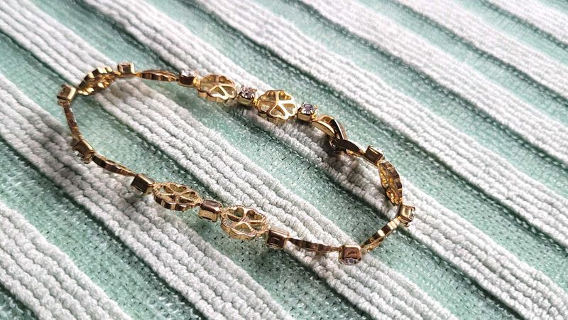 Gold Tone Flower and Rhinestone Bracelet