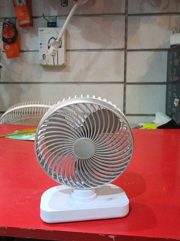 Mini USB Desk Fan - Portable &amp; Quiet