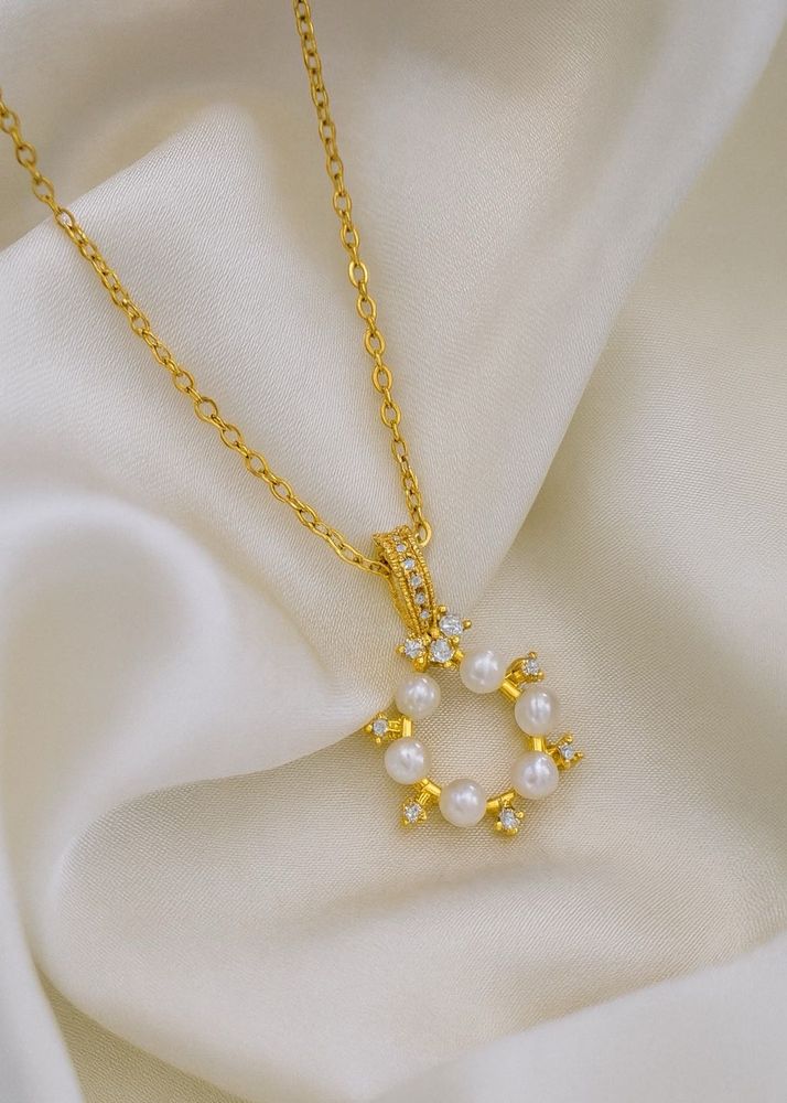 Elegant Pearl &amp; Crystal Necklace