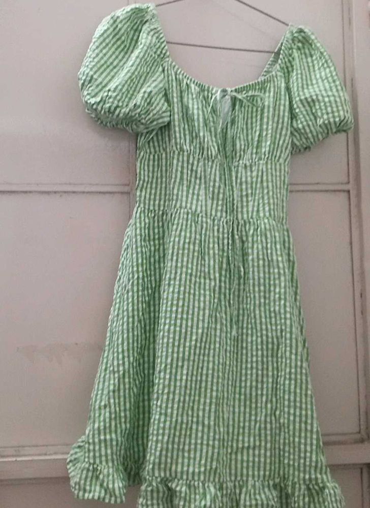 Green Gingham Puff-Sleeve Dress 🌿