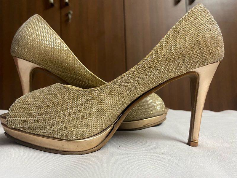 Peep-toes Golden Heels