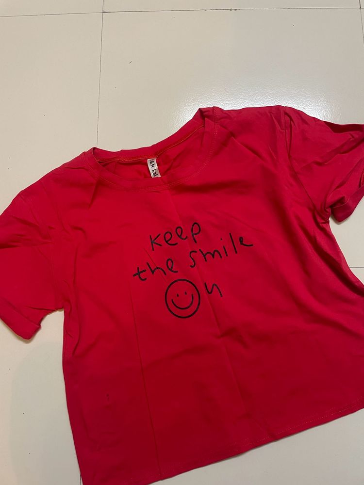 barely worn v cute red top 🍎