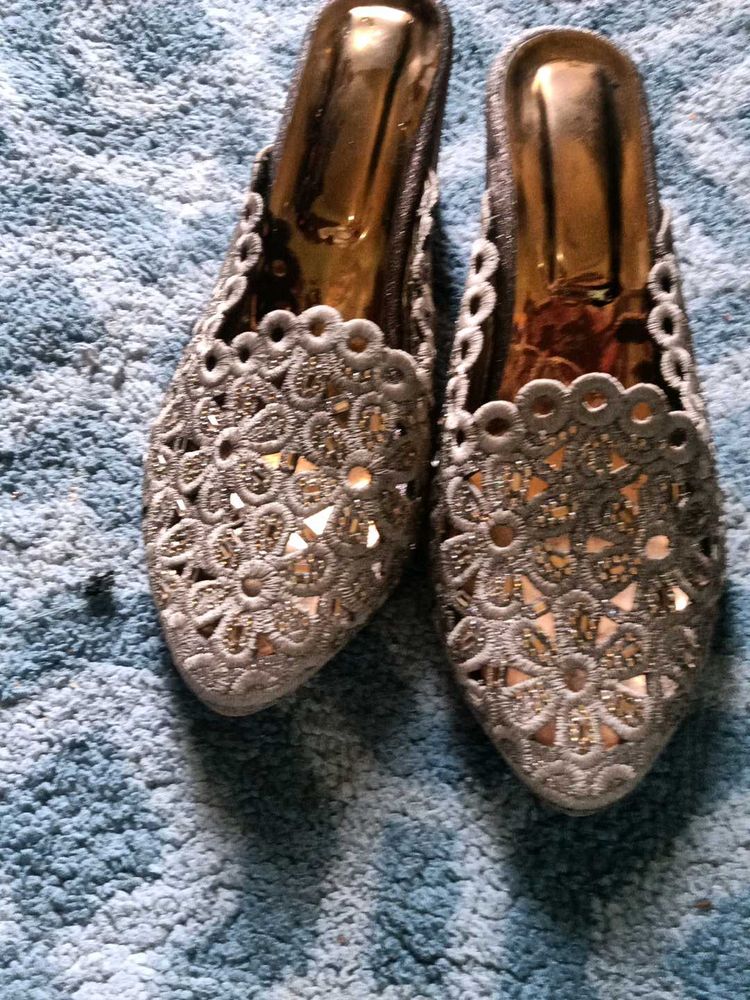 Elegant Silver Floral 👠