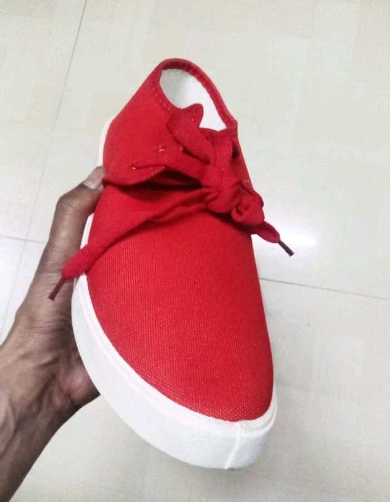 NEW NO USED CASUAL SPORTS SHOES.