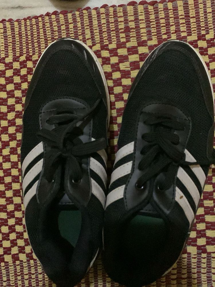 Stylish Black &amp; White Sneakers