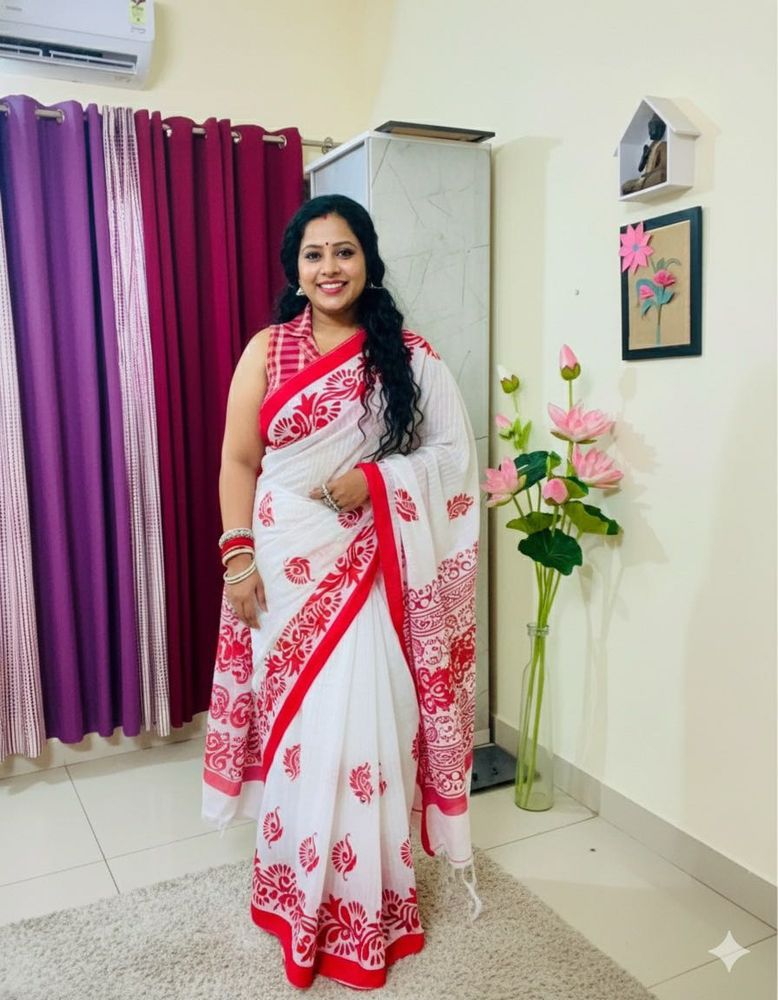 Elegant Red &amp; White Saree with padded blouse