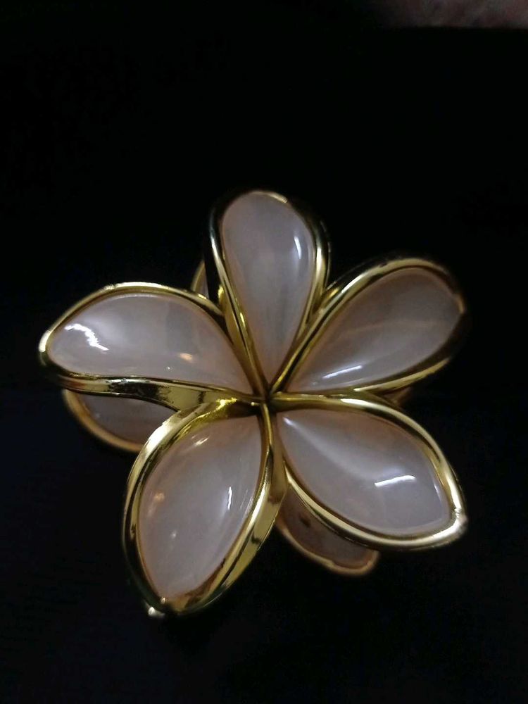 Flower hair clutcher